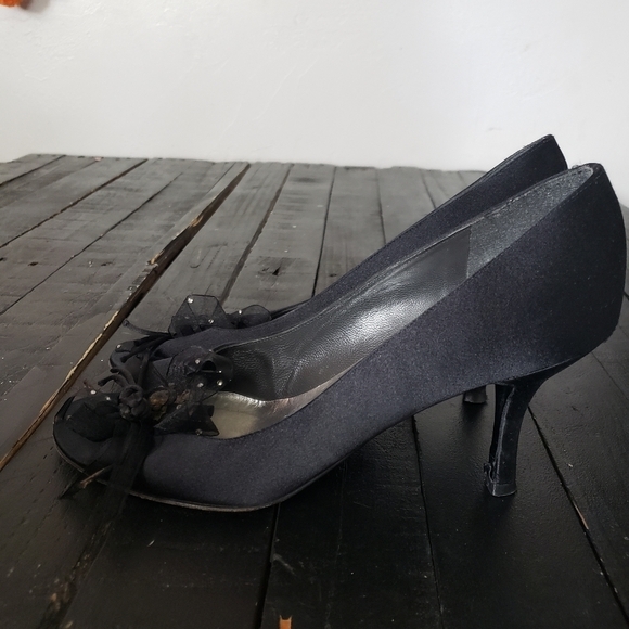 Stuart Weitzman Women's 9 Black Satin Pumps Heels Ribbon Bow Toe FLAWED - Picture 2 of 12